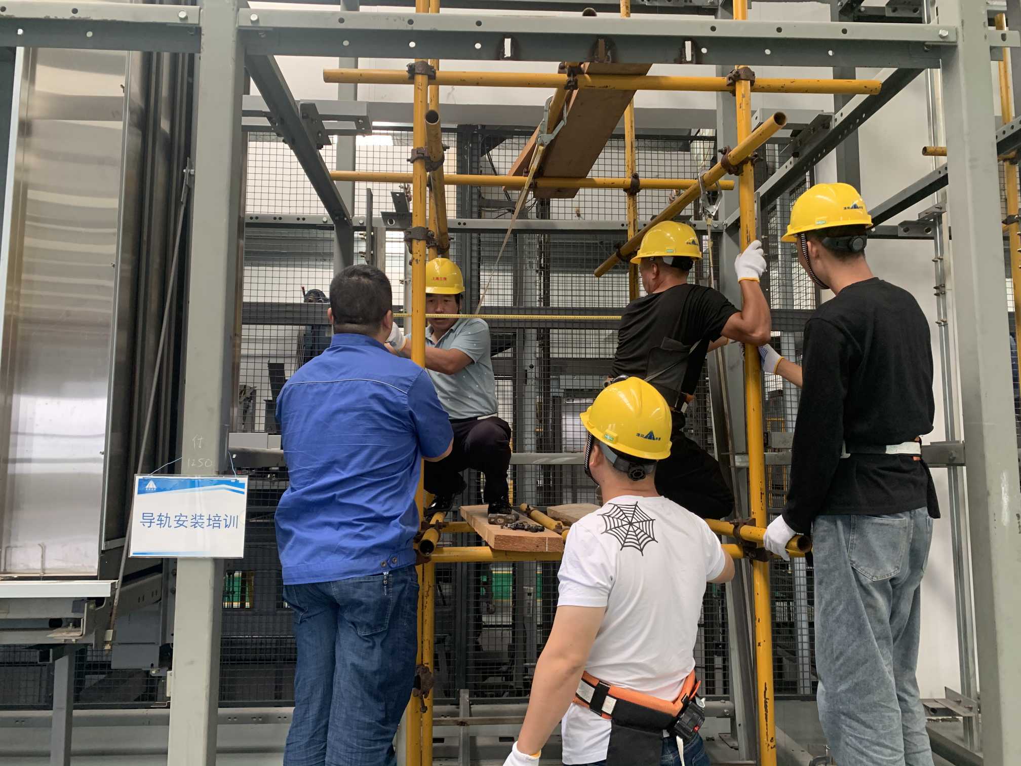    电梯安装培训现场
