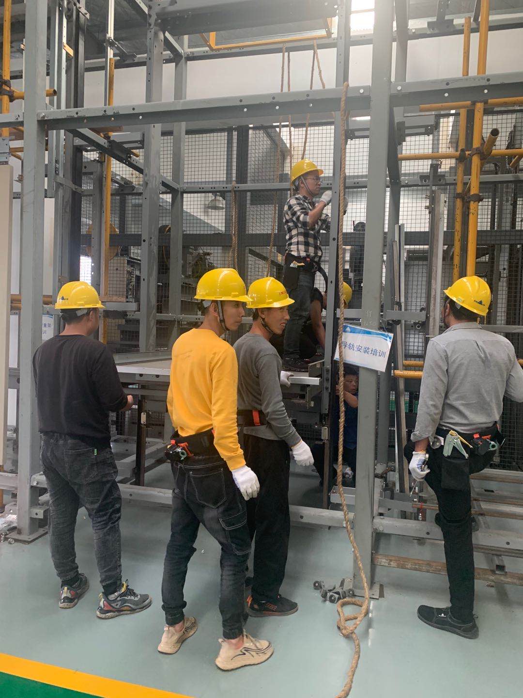    电梯安装培训现场